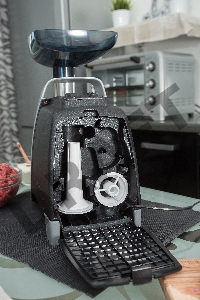 Мясорубка АКСИОН М61.04 Черно-серебристая, 2000 Вт, 3 кг/мин