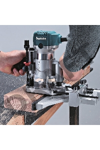 Фрезер MAKITA RT0700C 171192  кромочный 710Вт 10000-30000об\м цанга-6-8мм 1.8кг кор прямая направ.