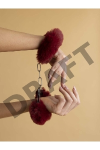 Шикарные бордовые меховые наручники с ключиками
