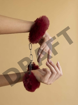 Шикарные бордовые меховые наручники с ключиками