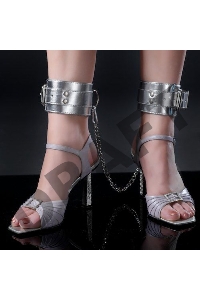 Серебристые оковы с голубым мехом